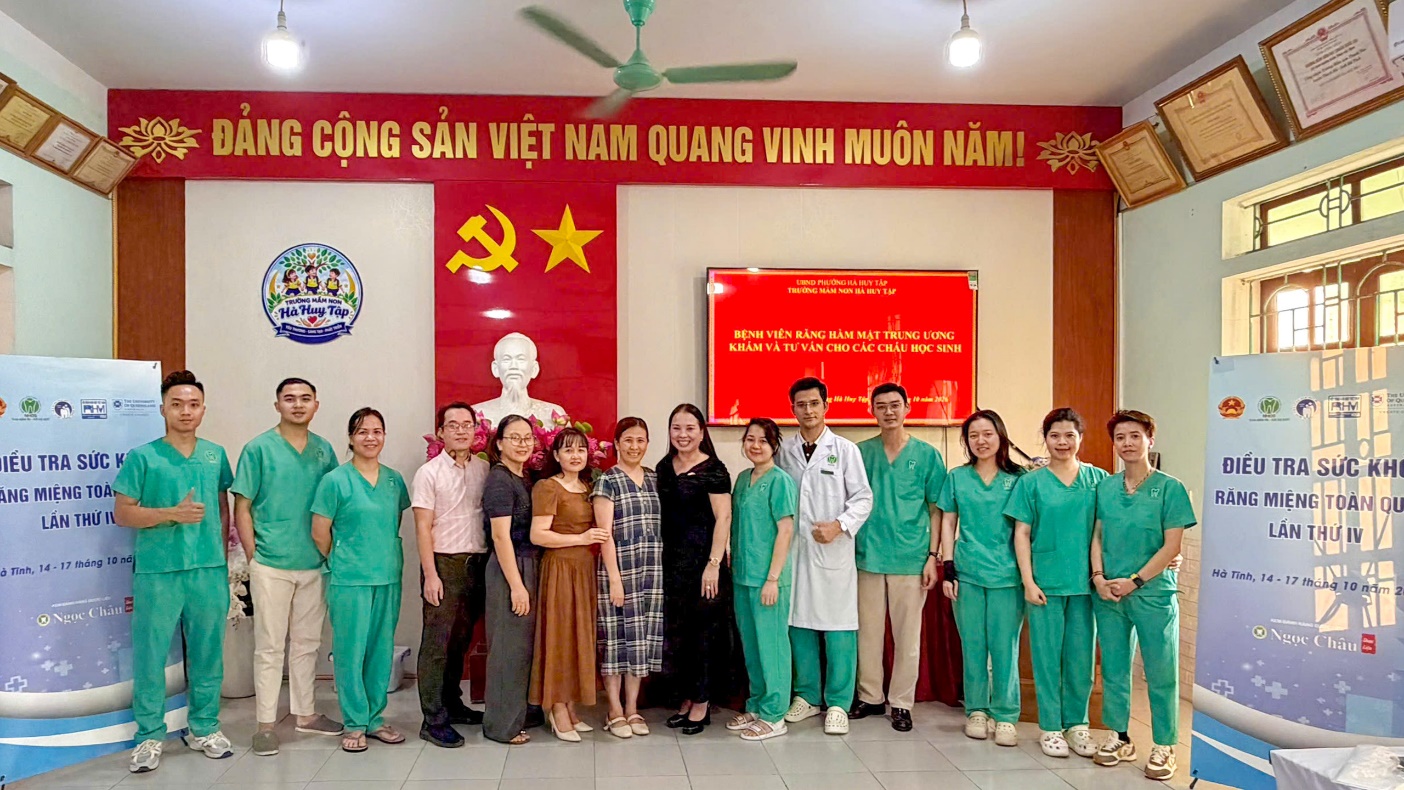Đoàn công tác chụp ảnh kỷ niệm